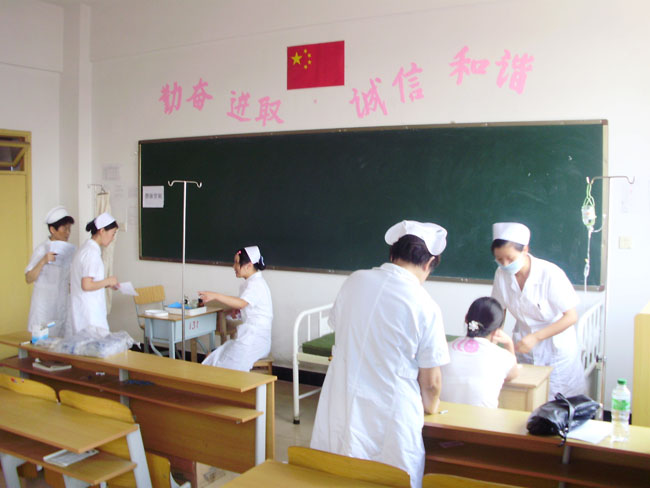 初中毕业女孩学什么专业比较好