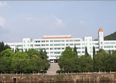 学校湖畔.jpg